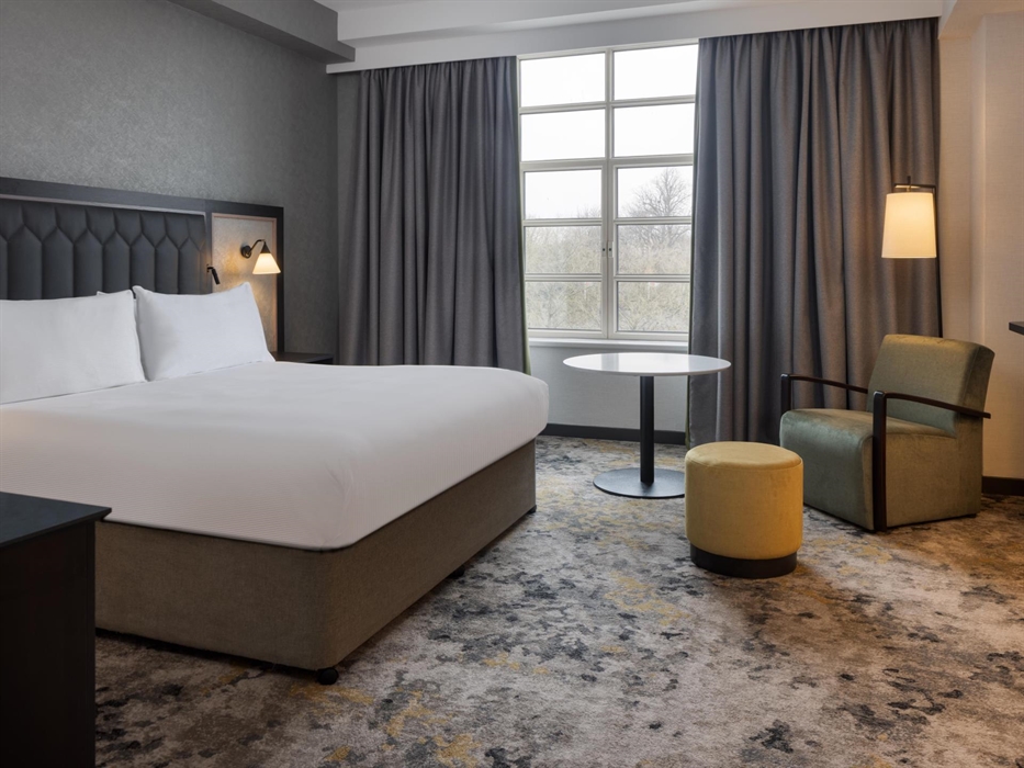 Relax in one of our 202 spacious and contemporary guestrooms, where you'll find a variety of options including king bedded rooms, interconnecting room