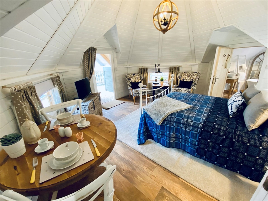 Lovingly decorated, Floras cabin is full of unique features and fixings sourced through local businesses, collectors and upcyclers - meaning this plac