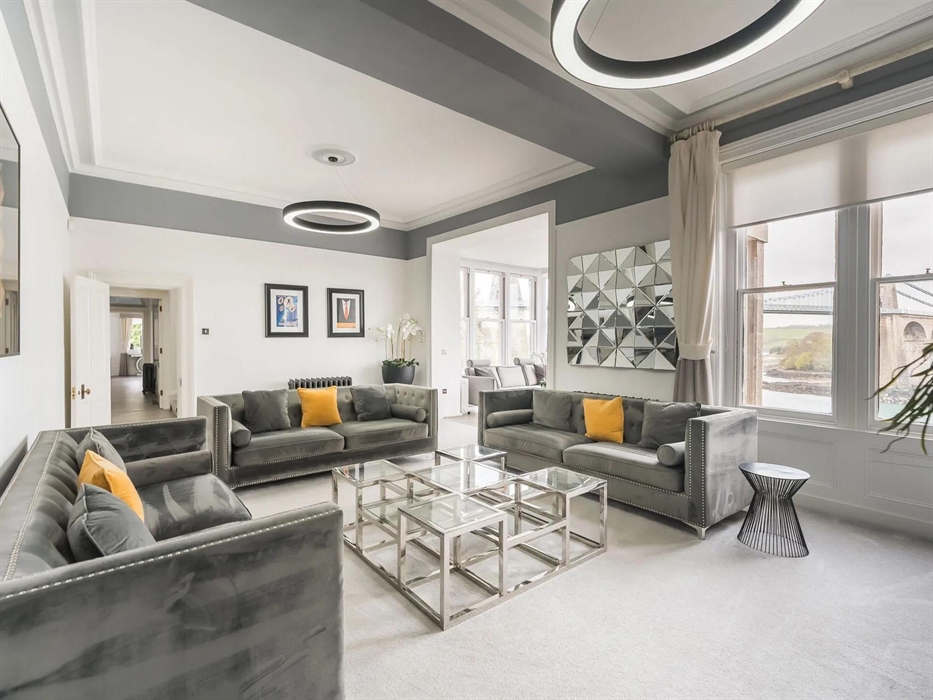 Telford House – 3 Luxurious Lounges