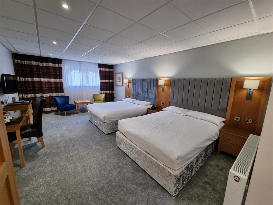 Club Room two double beds Suitable for families