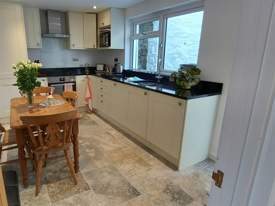 Kitchen with fully integrated appliances