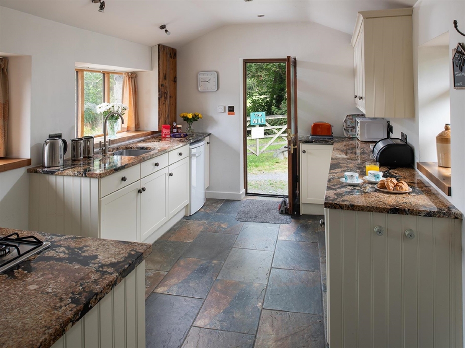 The kitchen features granite worktops and is well equipped