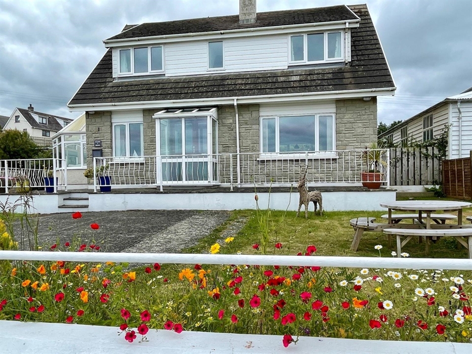 Spacious cottage with sea views and large pretty garden front and back