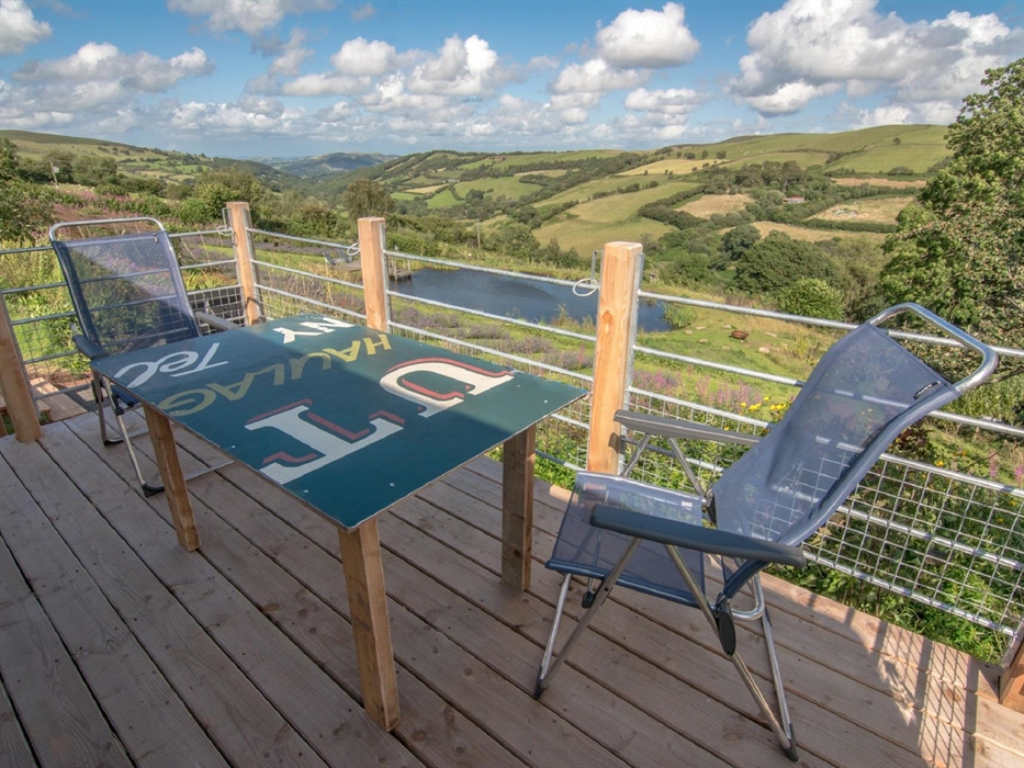 Take in the far-reaching valley views over breakfast, lunch and dinner.