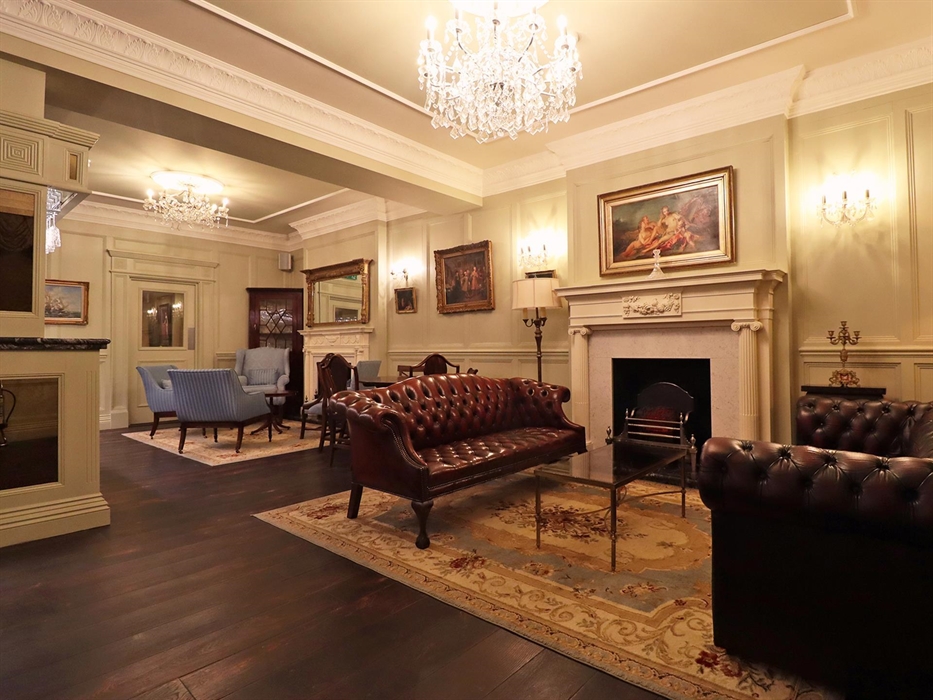 Take a step back in time and relax and unwind in the Georgian bar with a variety of carefully selected wines, spirits and cocktails. This room can be