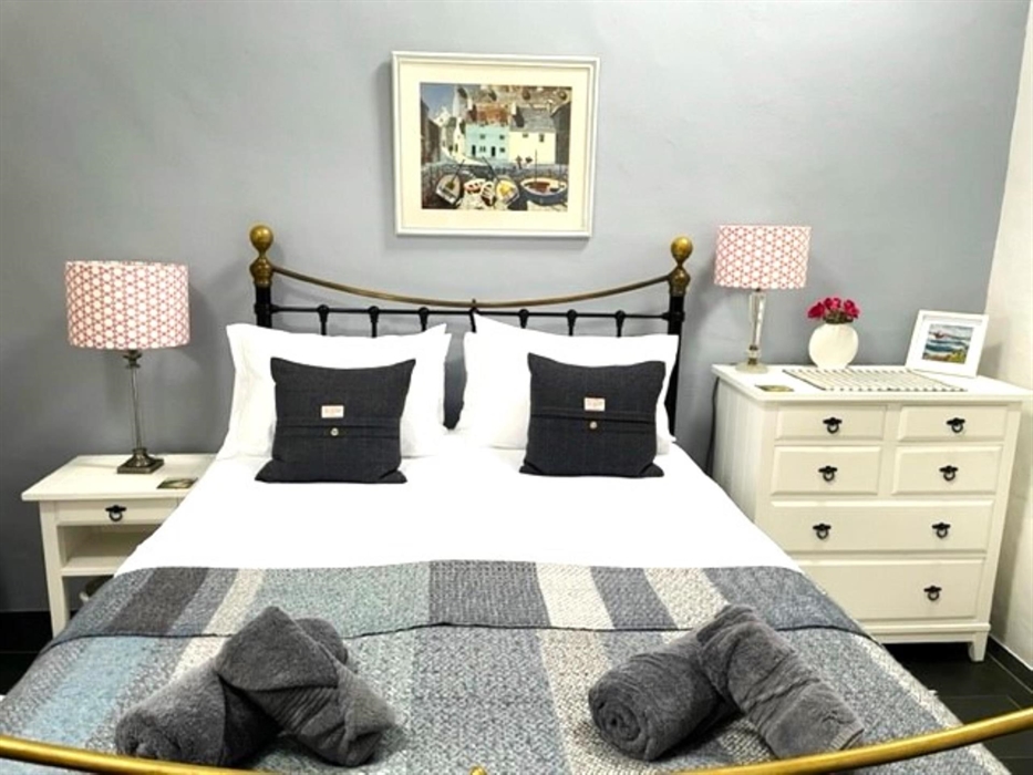 Pencaer Cottage - bedroom with king-size cast iron bed