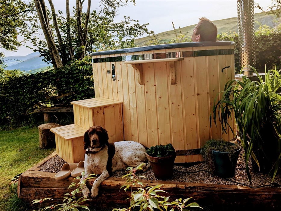 Dog friendly with an enclosed garden. enjoy walks in the countryside with your furry friend.