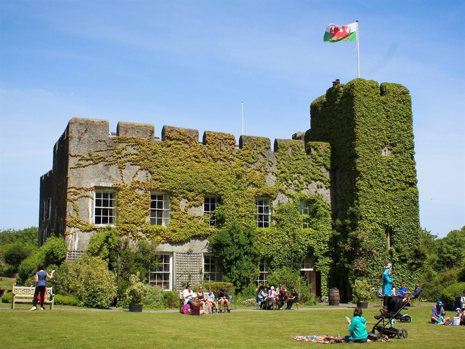 Relish the sun on our castle lawns. Treat yourself to tea and cake at Lady Ann's Tea Room, where indulgence meets scenic tranquility.