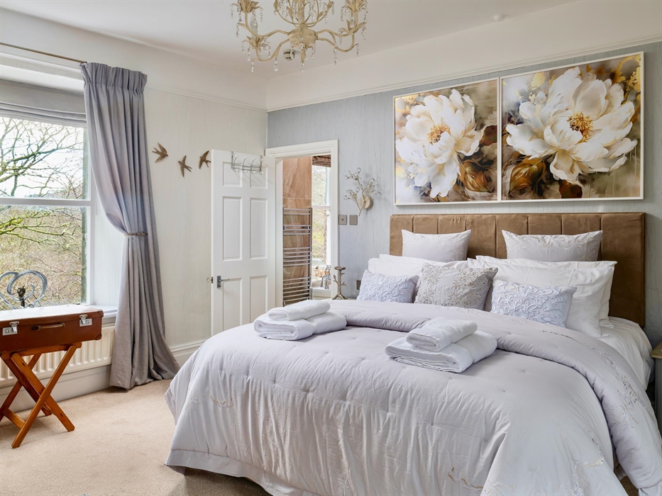 Foxglove Luxury Superior Room with ensuite Spa Bath ideal for couples