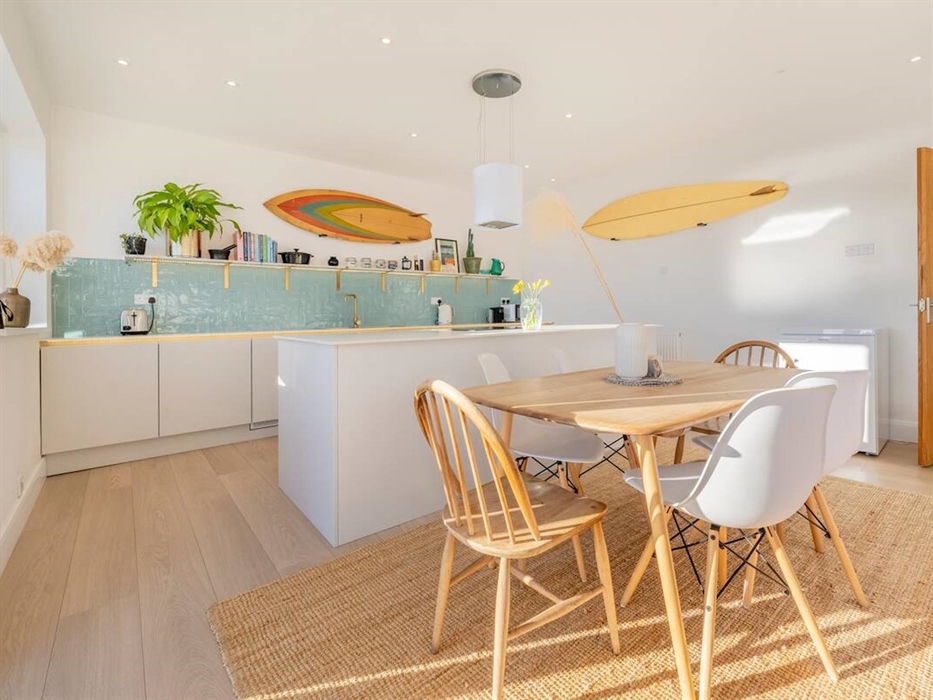 Our brand new modern kitchen benefits from an island, dishwasher and washing machine.