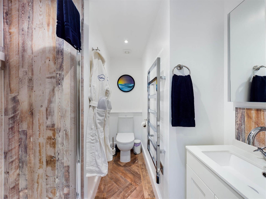 Driftwood Lodge Ensuite with Shower