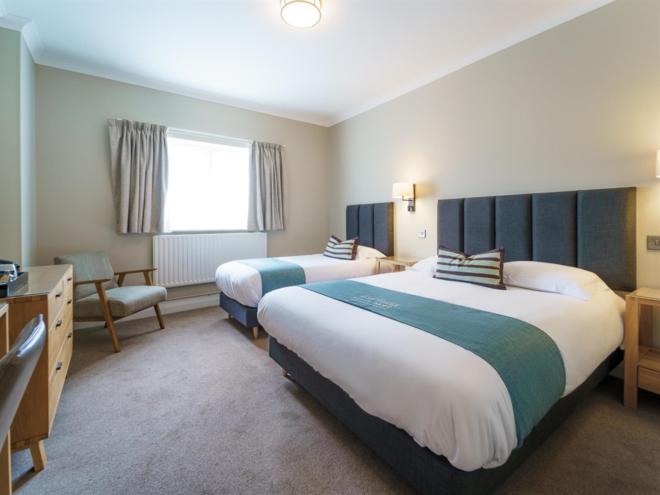 Spacious Room with Double and Single Bed at Park Lodge Hotel