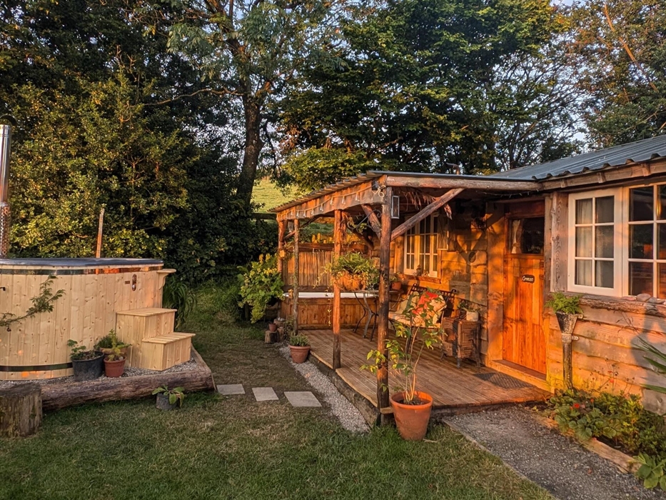 Romantic log cabin. Couples getaway. Outdoor bath and hot tub.  Local walks near Elan Valley, Llandrindod wells and Builth Wells. Great for nature, da