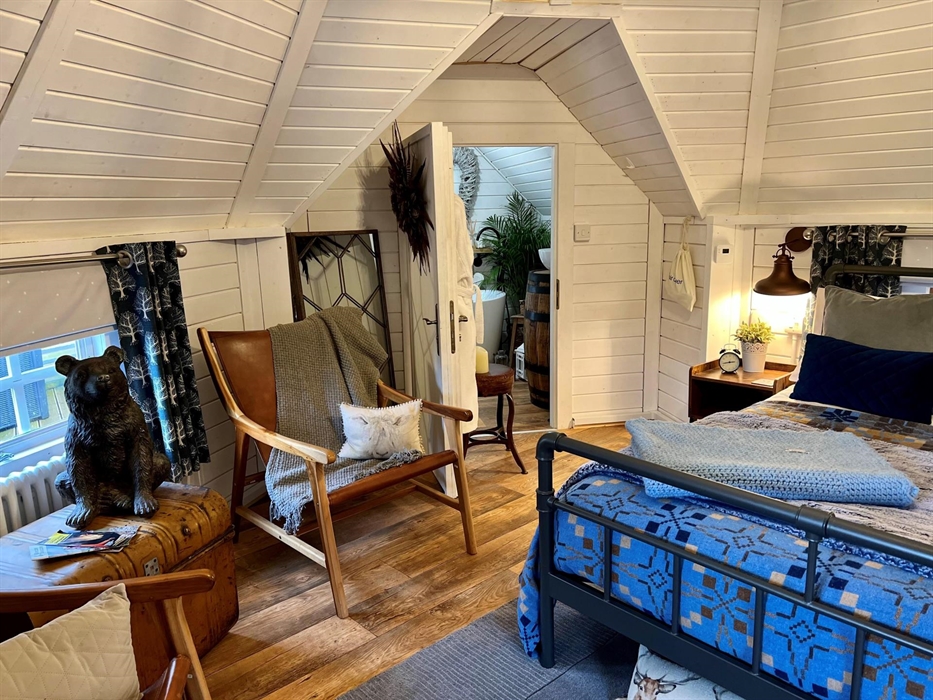Enjoy the cosy surroundings and facilities this super cute cabin has to offer! A firm favourite with guest is the lovely deep bathtub, perfect for soa