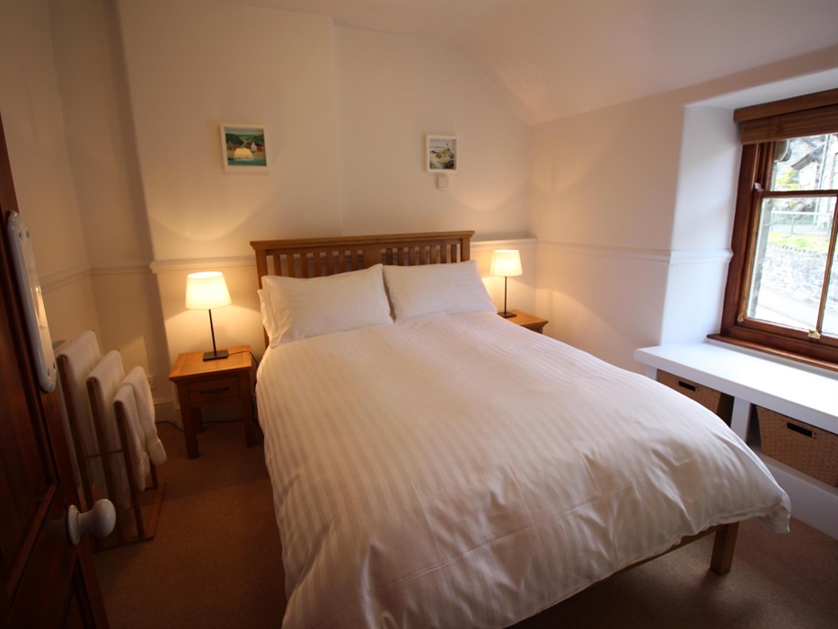 1 double bed, En–suite shower room and toilet, First floor