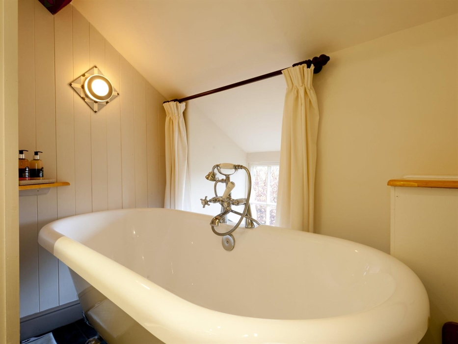Relax in the roll-top bath at Benar Bach