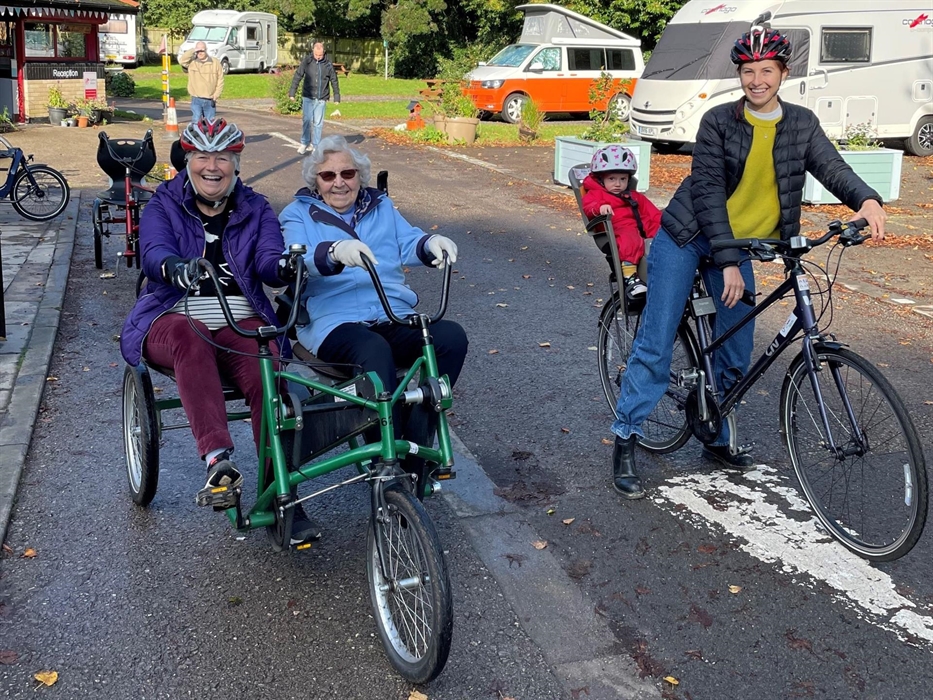 Pedal-assist side-by-side & standard 2-wheel bike with child seat