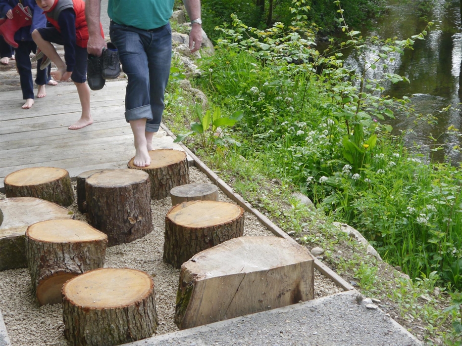 Llwybr Troednoeth-Barefoot Trail
