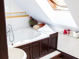 A two seater Spa bath for two folk to bath in.