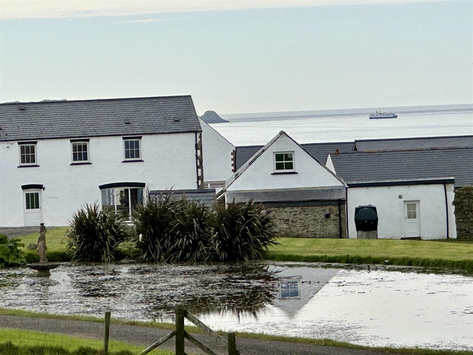 Right on the Pembrokeshire Coast path!🏴󠁧󠁢󠁷󠁬󠁳