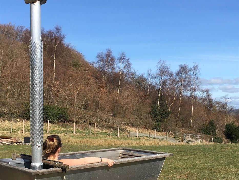 Perfect place to relax after a day exploring, the smell of the wood smoke, the steam from the water & the milky way arching above you makes this a bil