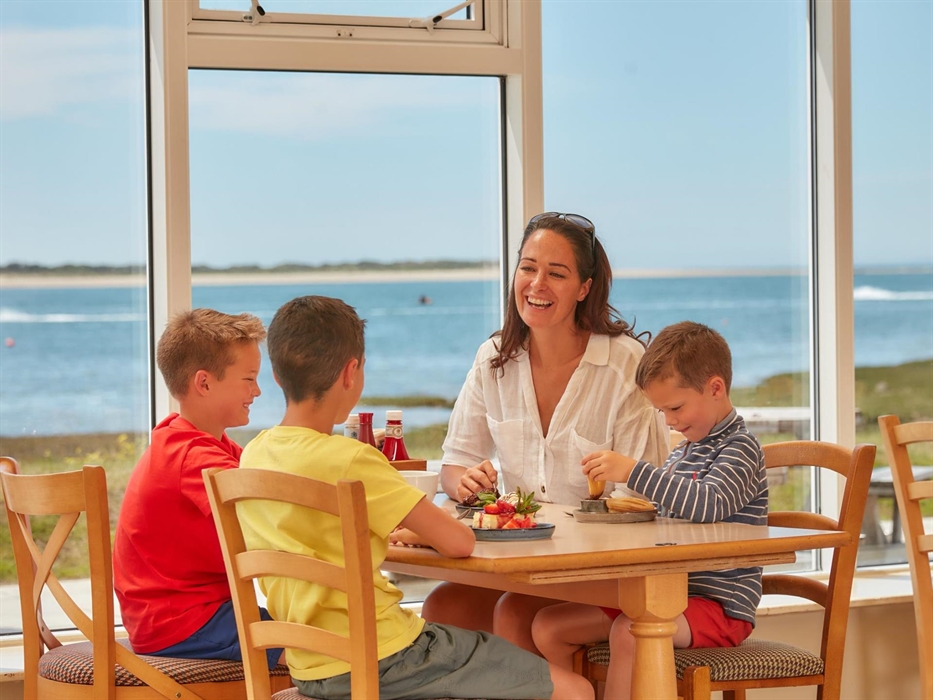 Boathouse Bar & Restaurant