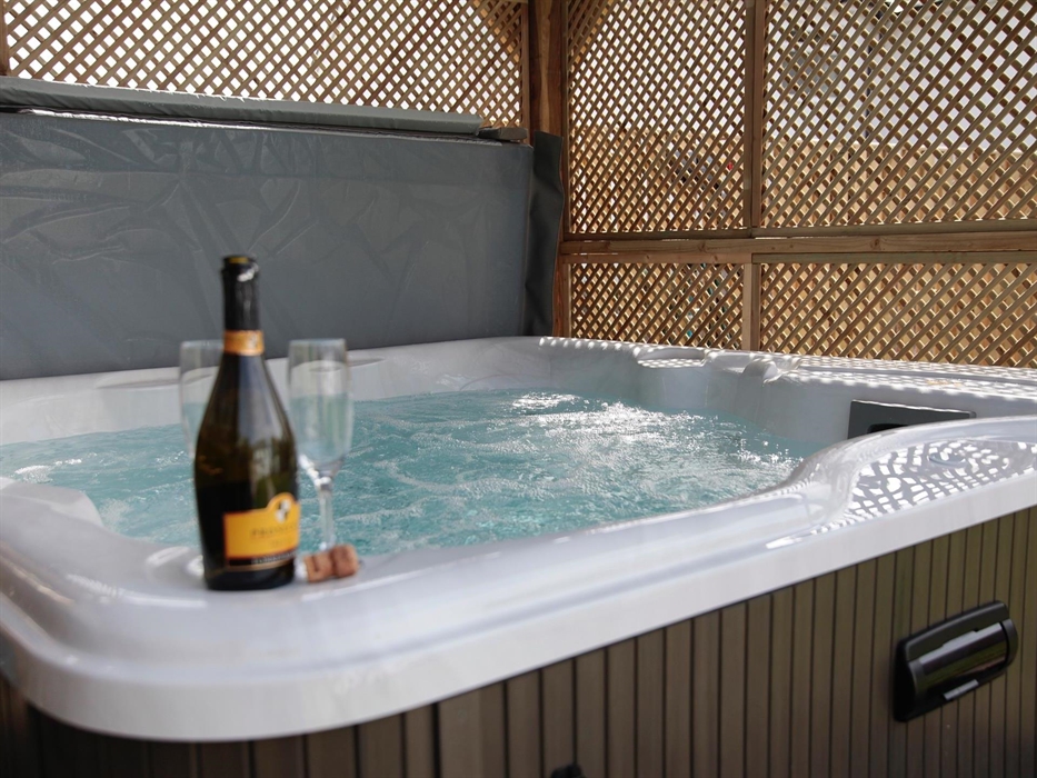 Carreglwyd Farmhouse sleeps 12 adults which is at Two minutes walkable distance to the Port Eynon Beach has a 6 seater Hot tub.