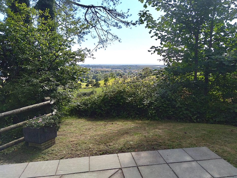 Sea Moss Cabin has a Sea View as well as a Woodland setting.