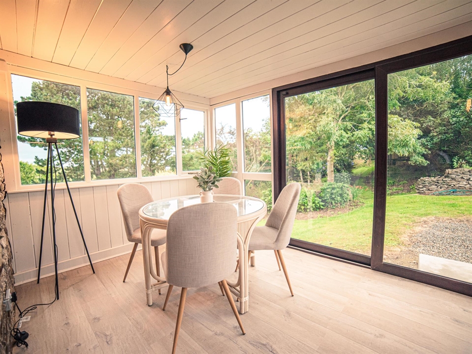 Find your perfect morning coffee spot around Parkfields, whether by the fishpond, garden or on the roof terrace.