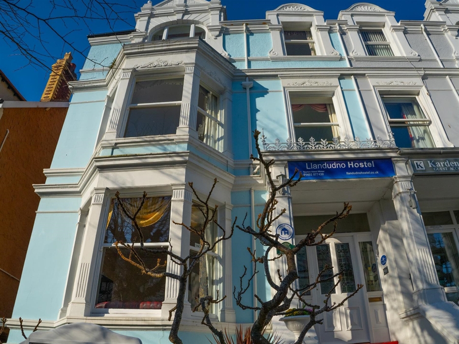 Welcome to Llandudno Hostel, situated in the heart of the beautiful seaside town of Llandudno.  5 minute walk to the beach, 3 minutes walk to train st