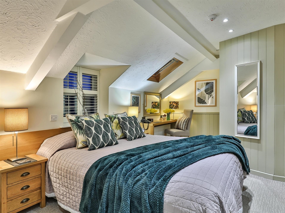 Classic Best King room is on the second floor. It has a UK king size bed (150cm wide and
200cm long) and an en suite with walk in shower. Smart Tv, N