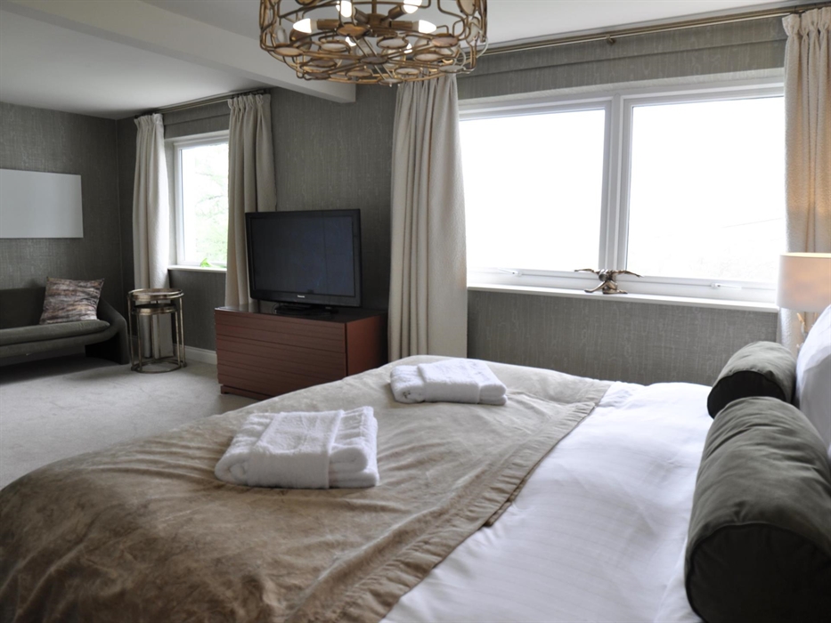 Mountain View. Super King can be set up as a twin. Bath and separate walk in shower