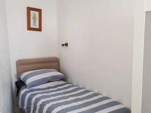 Aelfor One Twin Bedroom