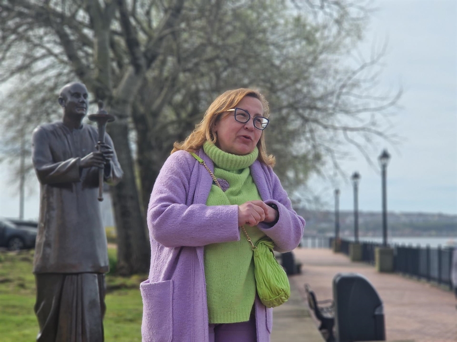 City of Imagination tour guide talking during the tour
