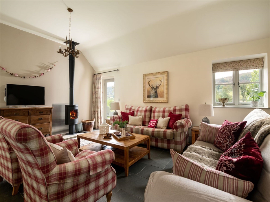 This cosy and warm living room will give off all the right vibes. Room to entertain all your fellow guests and enjoy a break to remember!