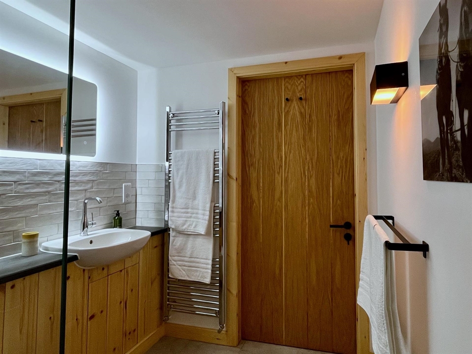 There is a mist free mirror above the vanity unit