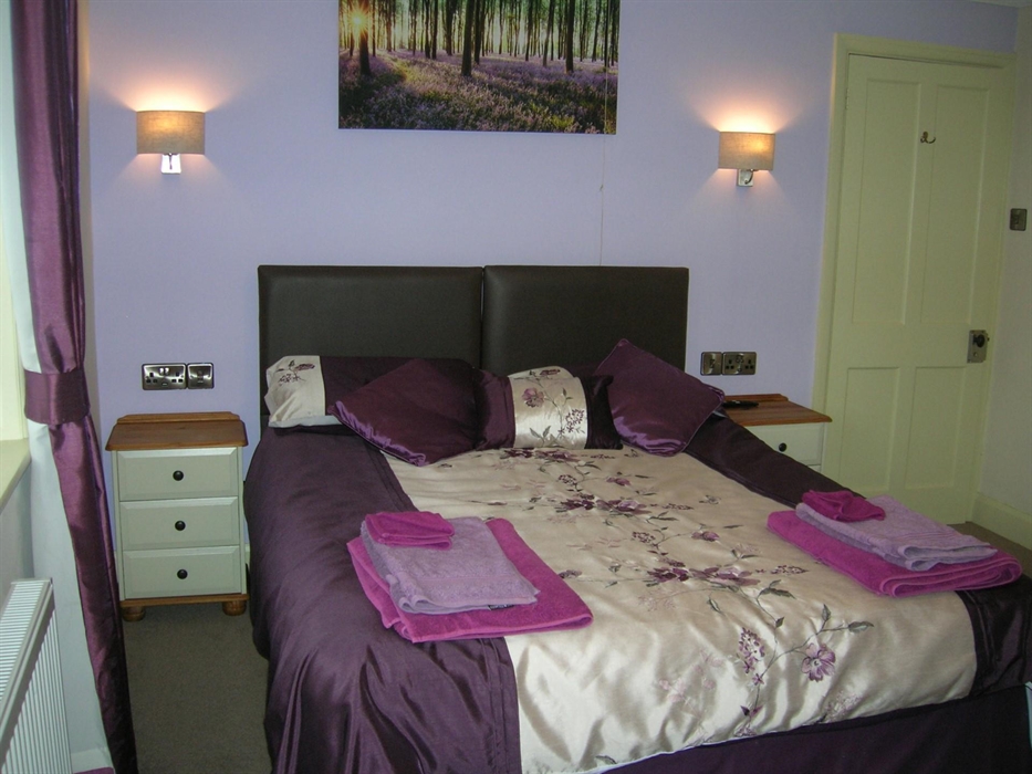 The main bedroom,overlooking fields and hills beyond is at the front of the house and has a king sized zip and link bed and a single bed.