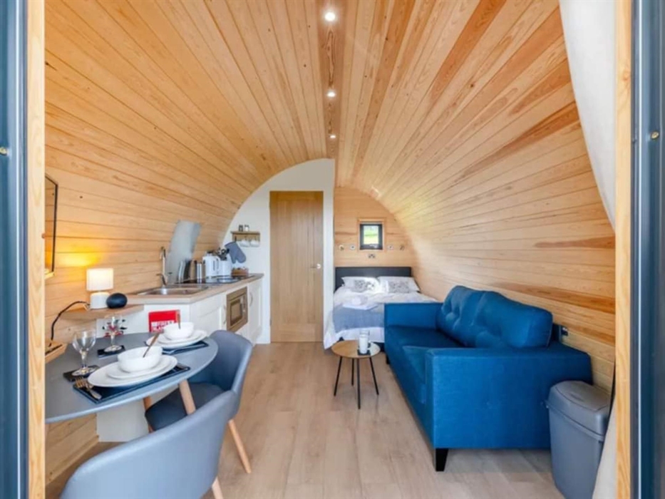 Glampio ger y gors glamping