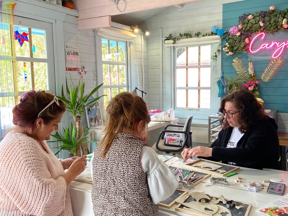 The porcelain classes are suitable for children over 8 years and the jewellery classes are suitable for over 10 years.  Children must be accompanied b