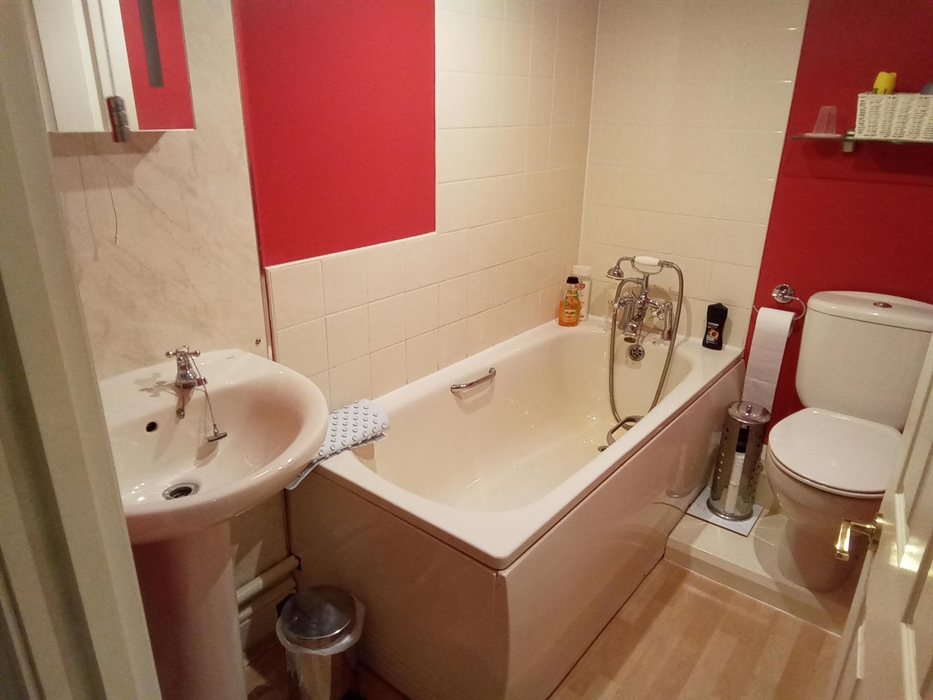 Double Bedroom En-suite Bathroom