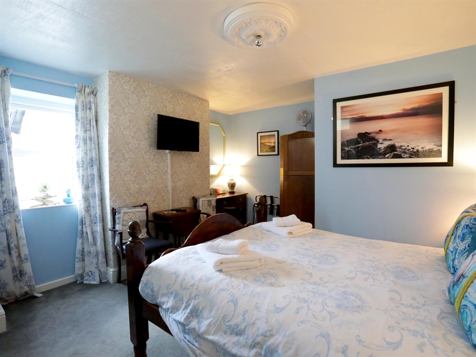 Enjoy this rooms bright ambiance and relax in the comfortable seating area.