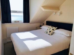 Min y Mor 5 with Sea Views from Bedroom