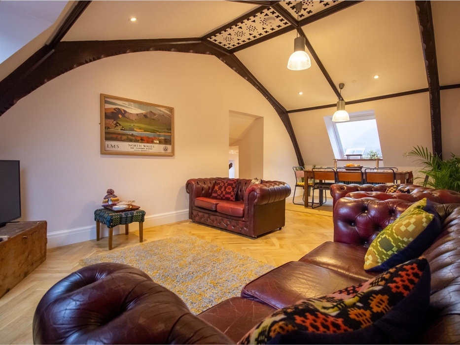 Split level lounge diner