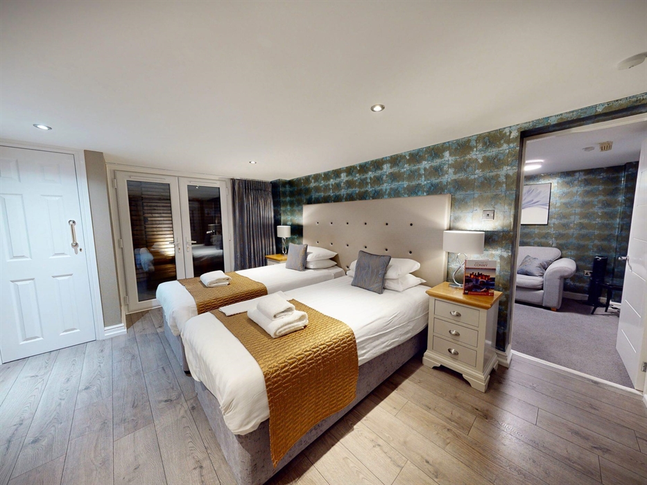 Junior Outside Chalet