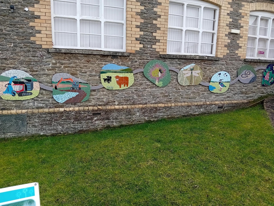 Mosaig sy'n cynrychioli'r gwaith adfer a wnaed ar Warchodfa Natur Genedlaethol Cors Caron. 8 mosaic tiles depict important plants and wildlife that ca