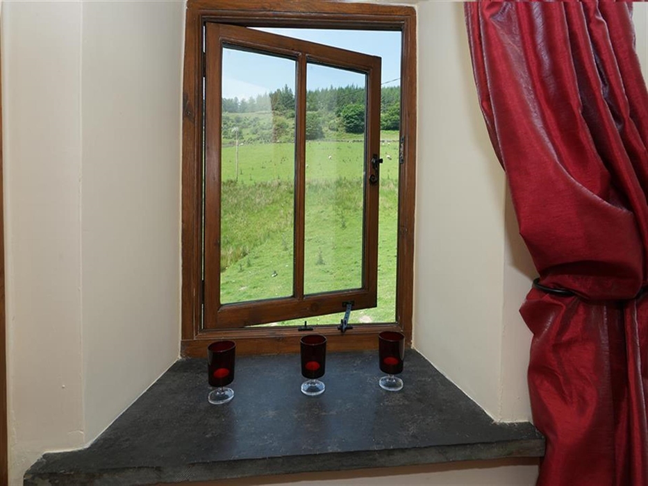 Coach-House-twin-window-16