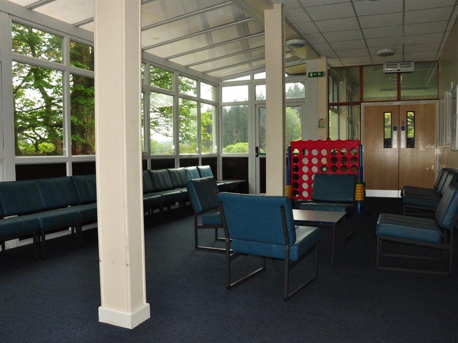 Parkwood Outdoors Dolygaer - The Lodge lounging communal area