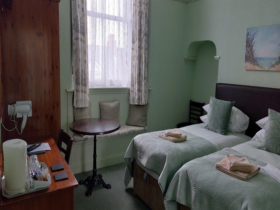 The Southcliff Tenby Twin Comfort