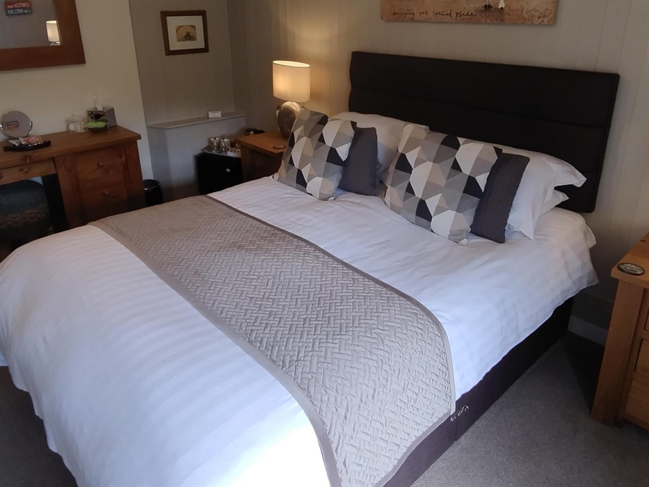 Room 6 Comfort - king bed, en-suite shower room