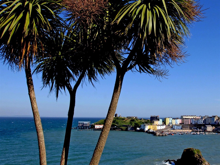 Also situated on the coast but hosts a large combination of mainstream and independent shops and restaurants. What makes Tenby truly unique though is